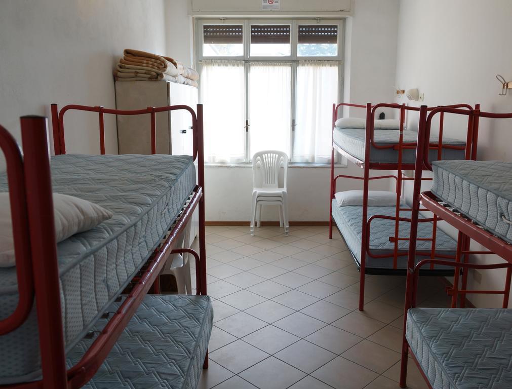 Ostello Della Gioventu Benacus Riva del Garda Ruang foto