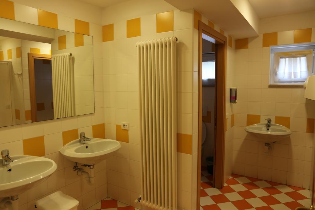 Ostello Della Gioventu Benacus Riva del Garda Bagian luar foto